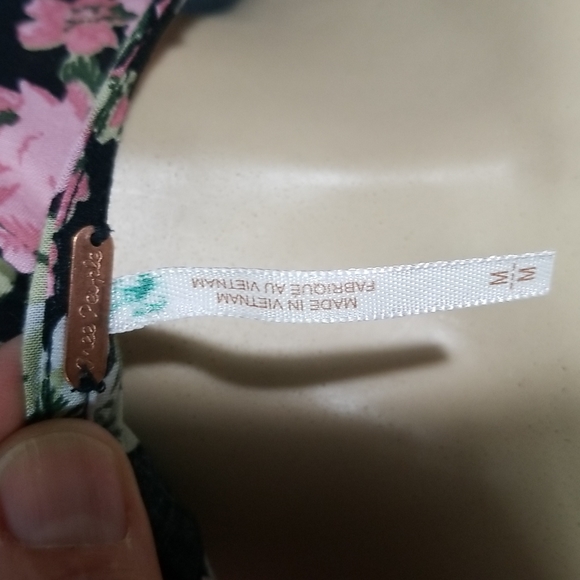 FREE PEOPLE FLORAL  BLOUSE IN SIZE MEDIUM WITH FRONT POCKET - Picture 7 of 8